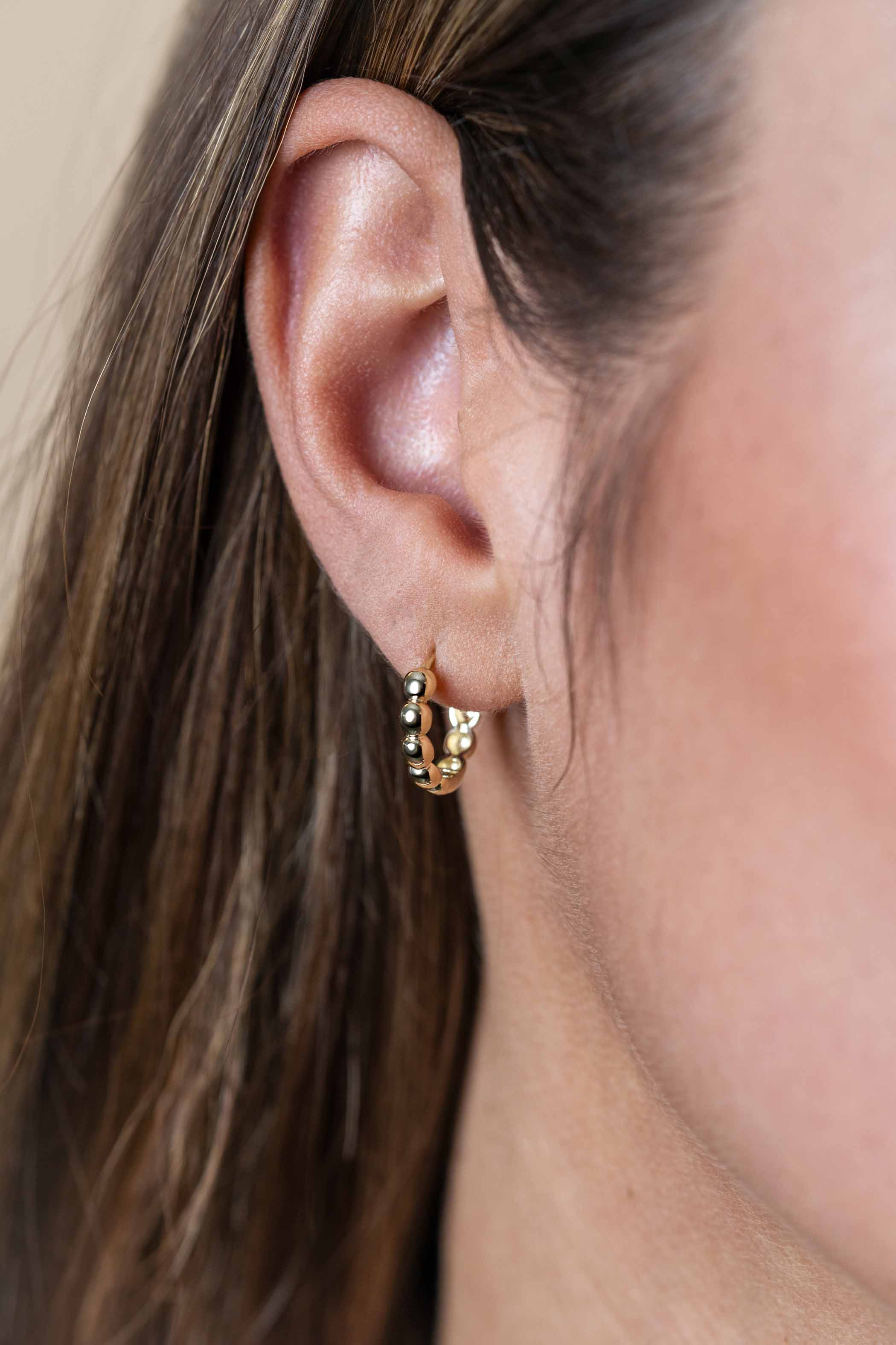 15mm ZINZI Gold 14 karat gold hoop earrings with ball design and luxurious hinged closure 15mm x 3.3mm tube ZGO508
