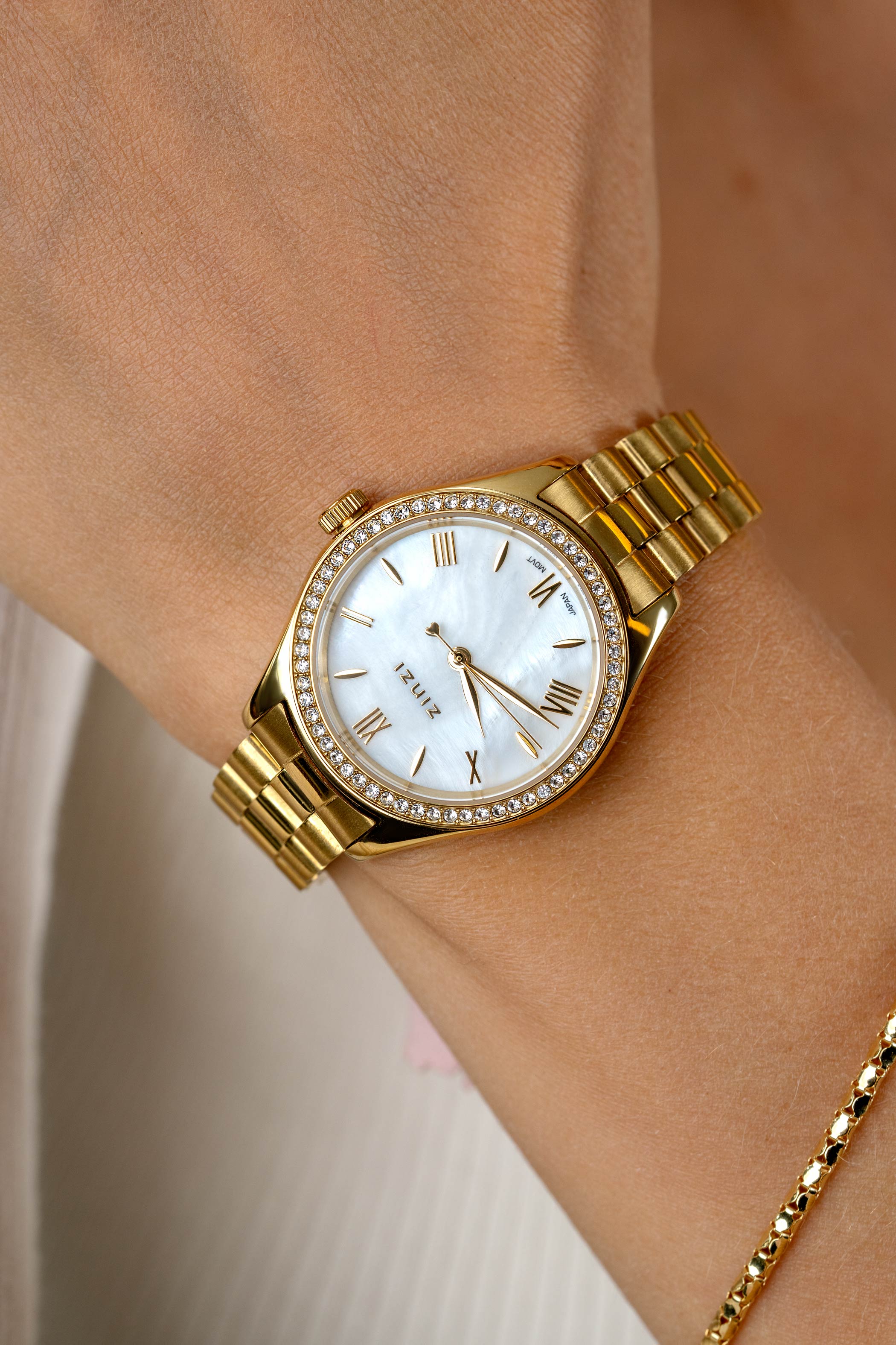 ZINZI Tresor watch 32mm set with white zirconia stones, mother-of-pearl dial, and gold-colored stainless steel case and link bracelet ZIW2434