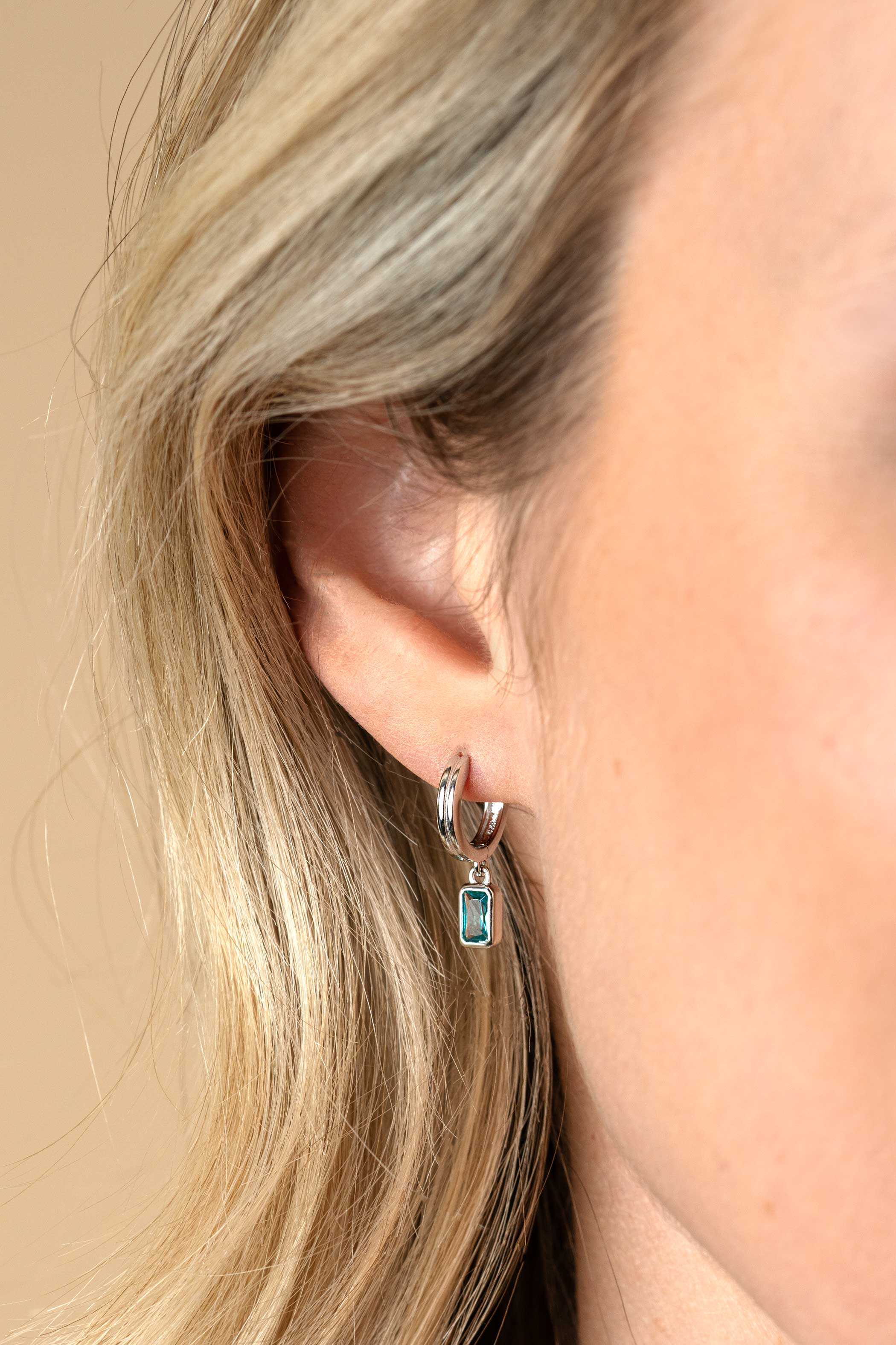 11mm ZINZI silver hoops with dangling rectangular pendants set with petrol blue stones ZIO2614