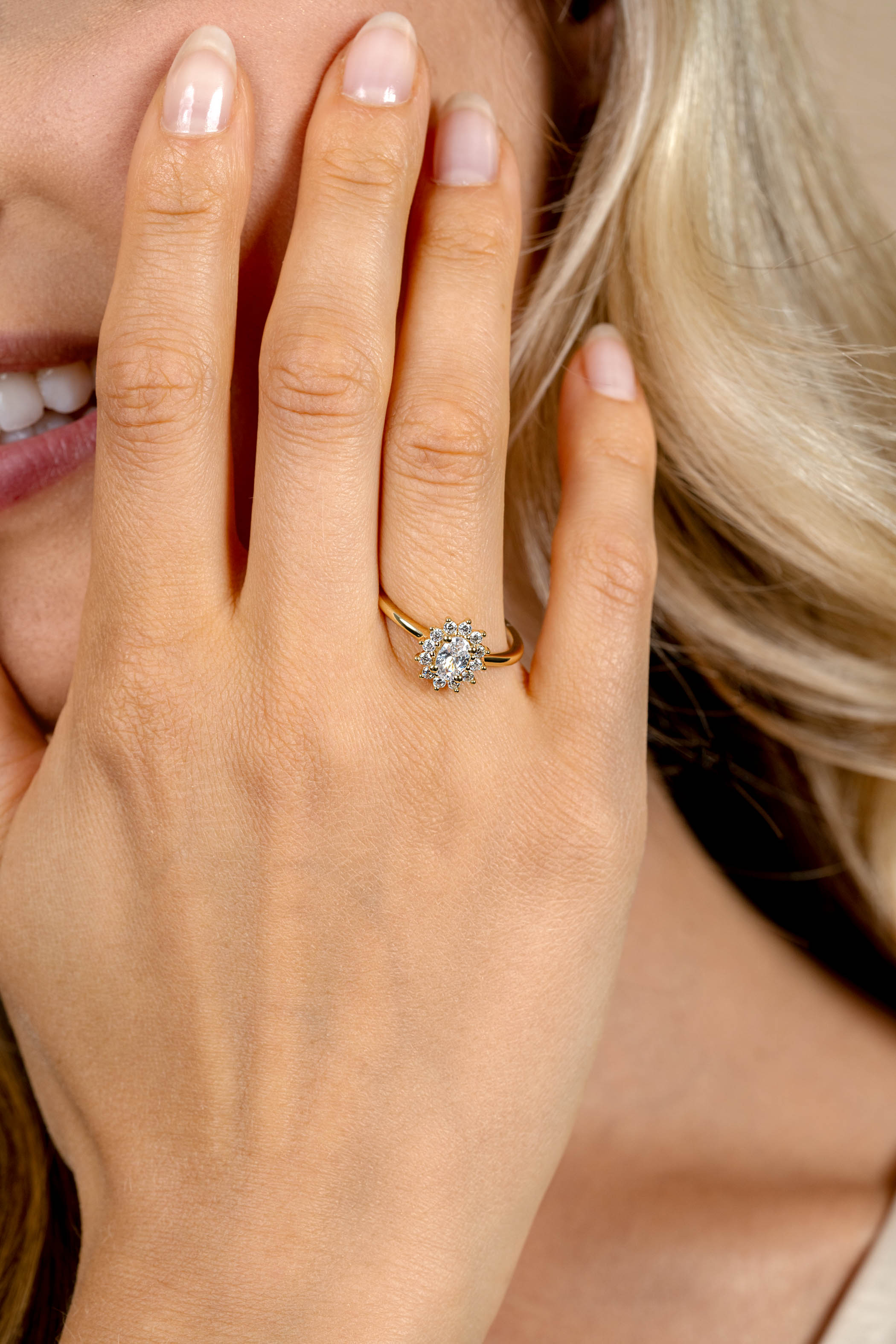 ZINZI gold-plated silver entourage engagement ring with a large oval white zirconia (11mm) and a small heart on the side ZIR2699Y