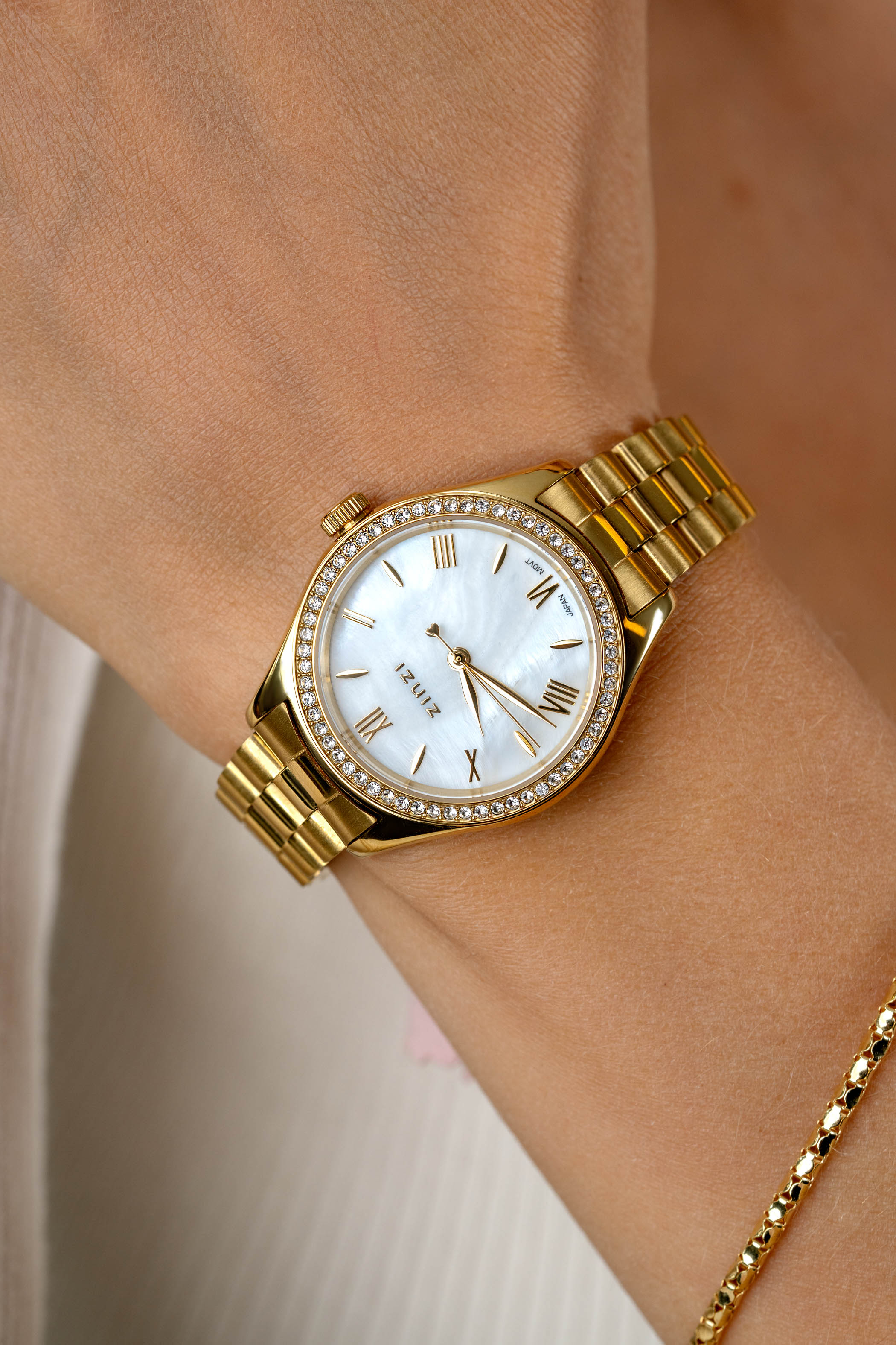 ZINZI Tresor watch 32mm set with white zirconia stones, mother-of-pearl dial, and gold-colored stainless steel case and link bracelet ZIW2434