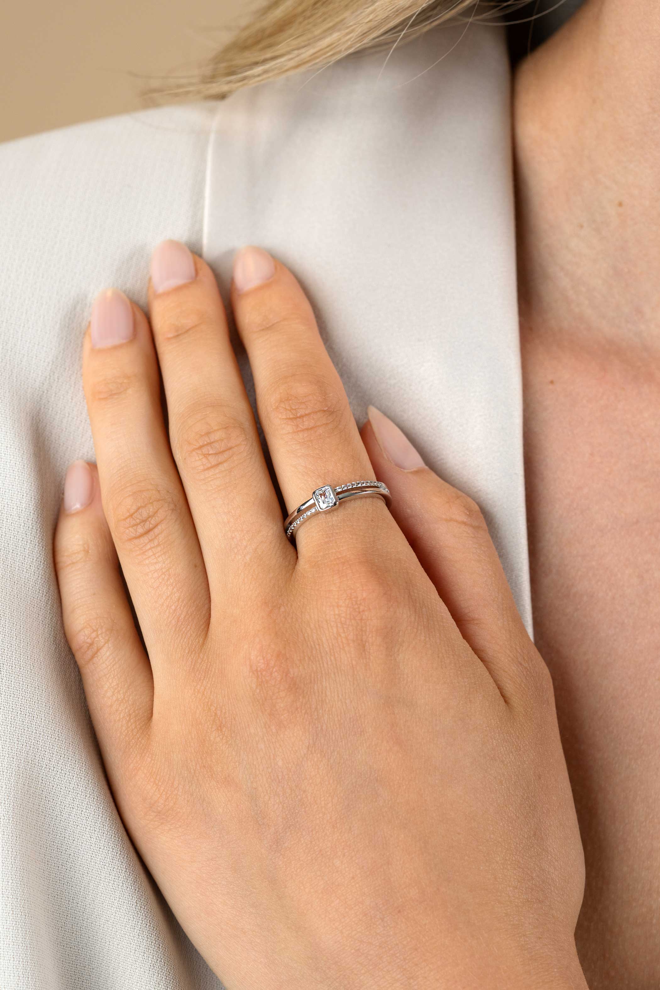 ZINZI silver multi-look ring with rectangular bezel setting 5mm and two rows. Set with white zirconias ZIR2626