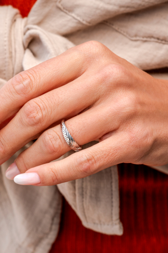 ZINZI silver ring (5mm wide) with feather motif ZIR2644