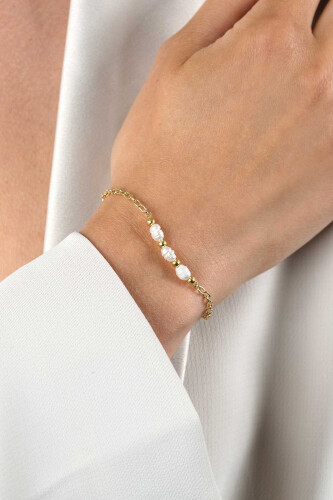 ZINZI gold plated silver chain bracelet with three white naturally shaped freshwater pearls in the middle 17-19cm ZIA2643