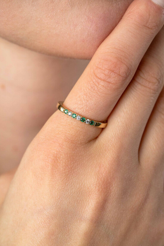 ZINZI Gold Plated Sterling Silver Stackable Ring 2mm width Green Color Stones and White Zirconias ZIR2557