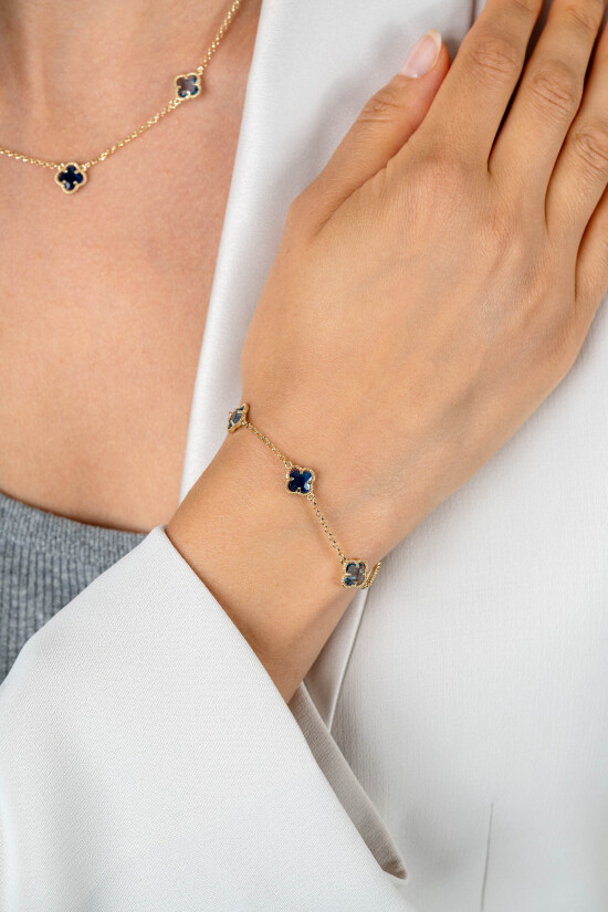 ZINZI gold plated silver link bracelet with two light blue clovers and one dark blue clover in the center 17-20cm ZIA2662B