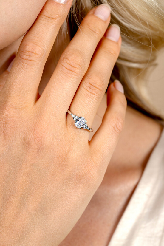 ZINZI silver engagement ring with a large oval white zirconia (7mm) and smaller zirconia, with a small heart on the side ZIR2698