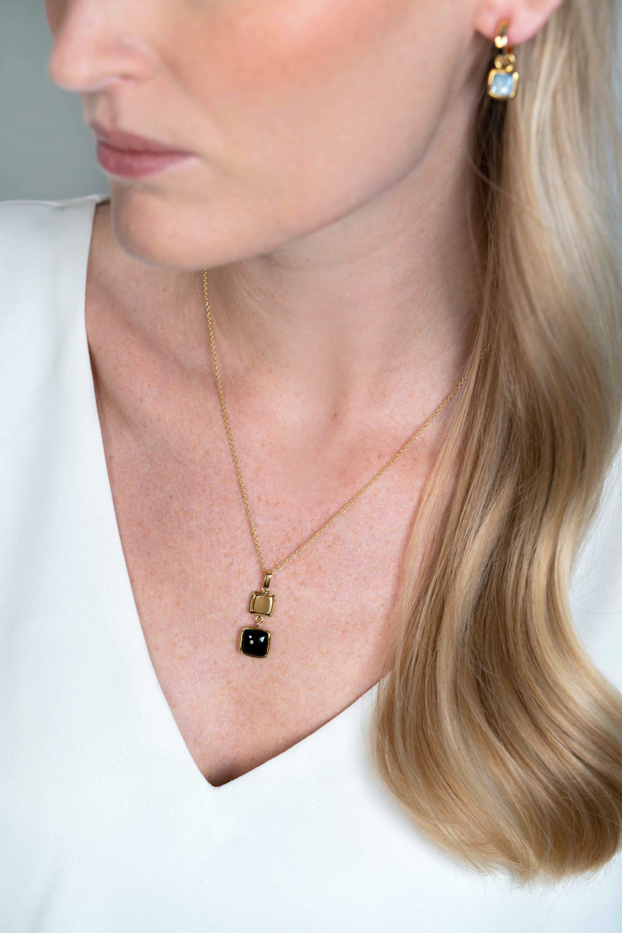 30mm ZINZI Gold Plated Sterling Silver Pendant Square Two-sided with Black Onyx and White Mother-of-Pearl ZIH2257G (excl. necklace)