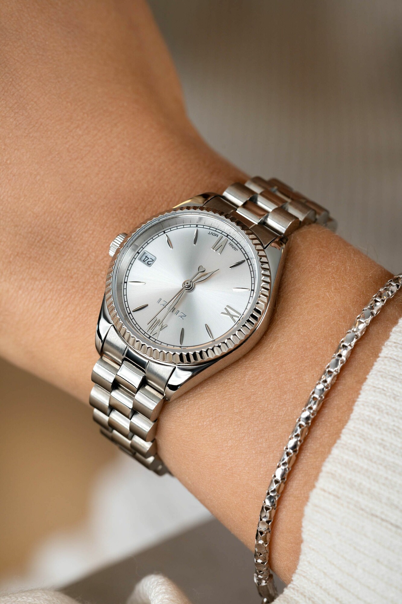 ZINZI Iconic watch 30mm with date, fluted bezel, silver-colored dial, and stainless steel link bracelet ZIW2202