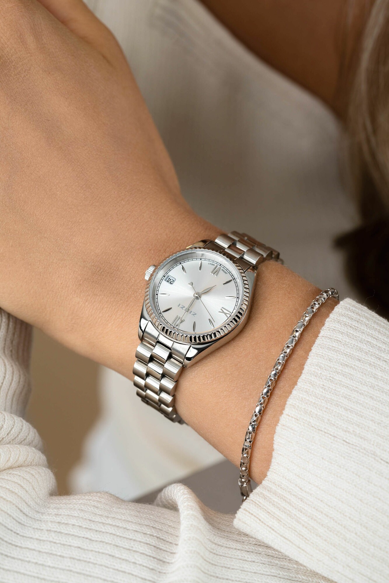 ZINZI Iconic watch 30mm with date, fluted bezel, silver-colored dial, and stainless steel link bracelet ZIW2202